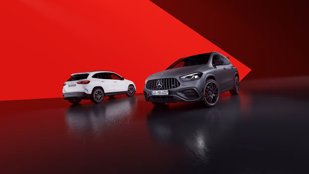 Der neue Mercedes-AMG GLA SUV 35 und 45 S 4MATIC+ nebeneinander