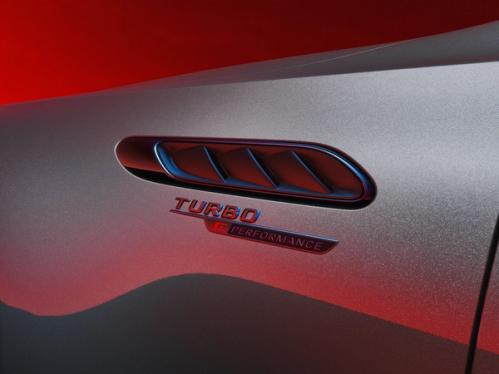 Nahaufnahme des Badges "Turbo S E PERFORMANCE" des Mercedes-AMG C 63 S E PERFORMANCE