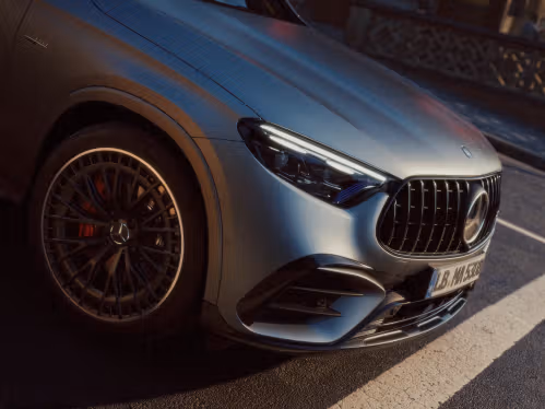 Detailed view of the bonnet of the Mercedes-AMG GLC 53 4MATIC+ SUV
