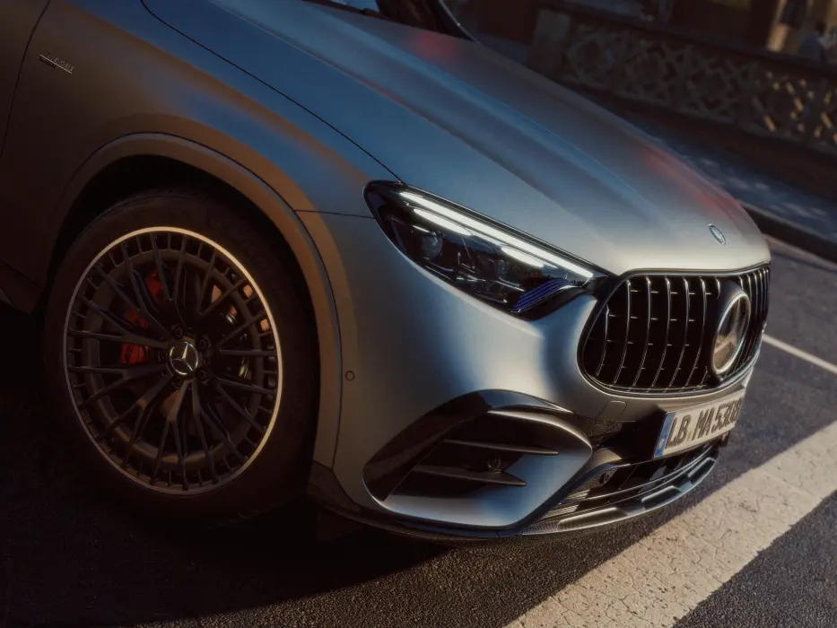 Detailed view of the bonnet of the Mercedes-AMG GLC 53 4MATIC+ SUV