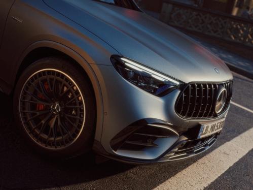 Detailed view of the bonnet of the Mercedes-AMG GLC 53 4MATIC+ SUV