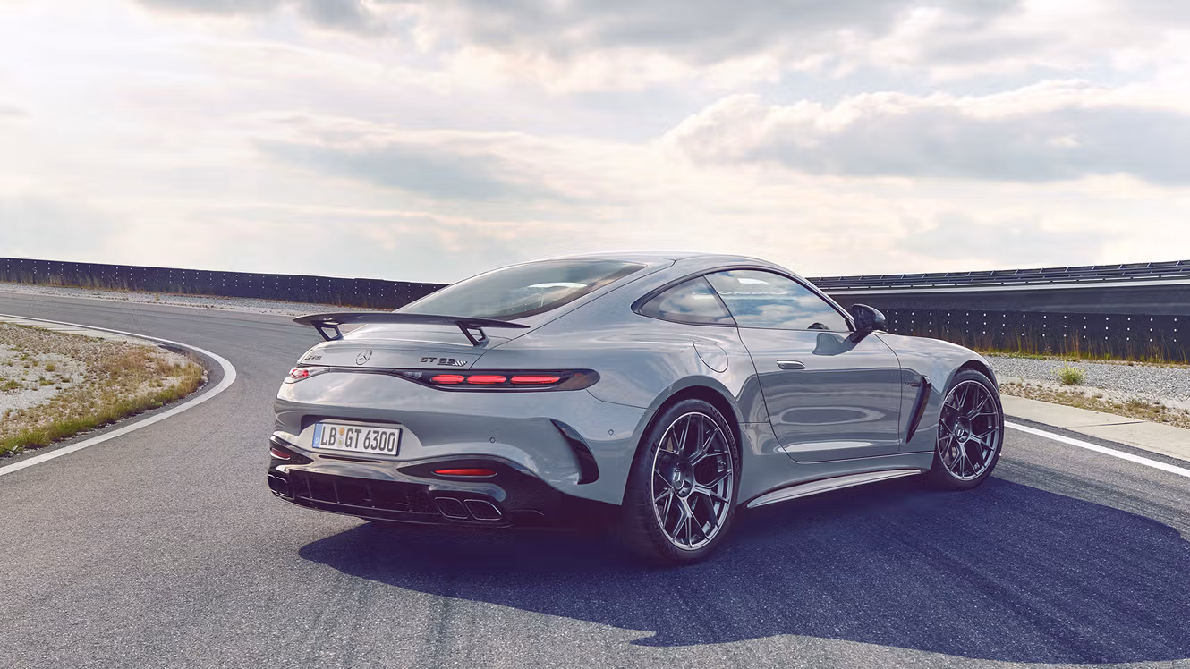 Silbergrauer AMG GT 63 Pro geparkt auf einer Rennstrecke.