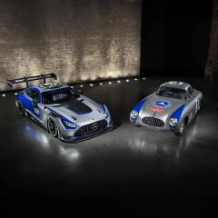 Der Mercedes-AMG GT3 Edition 130Y Motorsport und der Mercedes-Benz 300 SL in seitlicher Frontansicht einander zugewandt