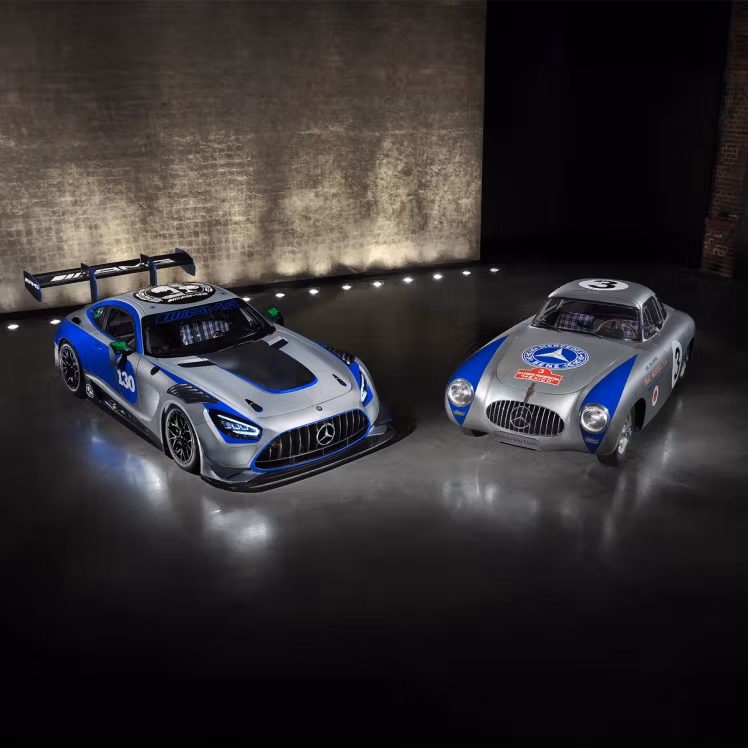 Der Mercedes-AMG GT3 Edition 130Y Motorsport und der Mercedes-Benz 300 SL in seitlicher Frontansicht einander zugewandt