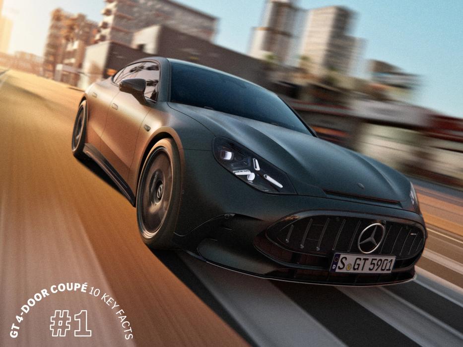 Mercedes-AMG GT 4-Türer Coupé beschleunigt vor Industriegebäuden