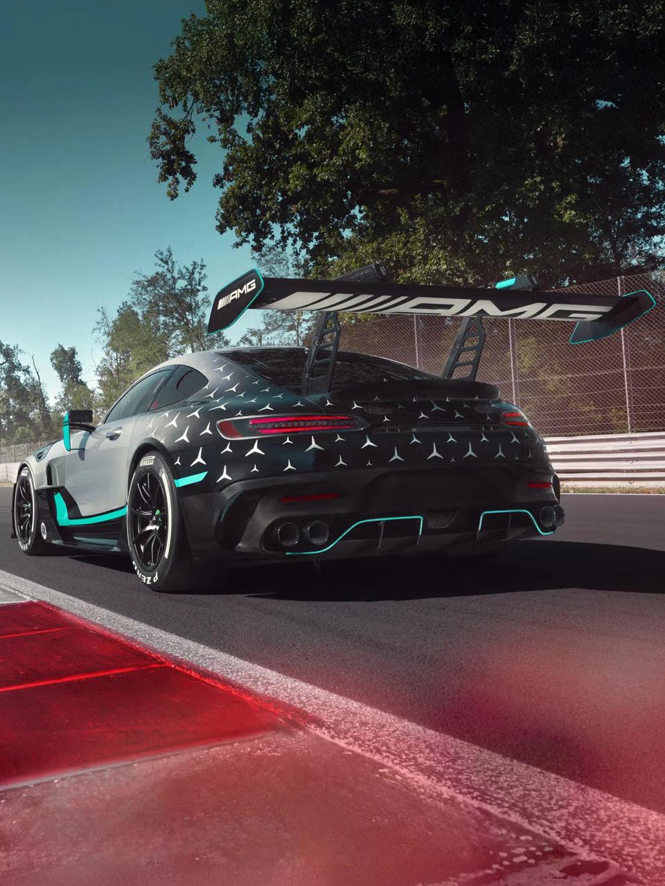 Heckansicht Mercedes-AMG GT2 Edition W16 auf der Rennstrecke