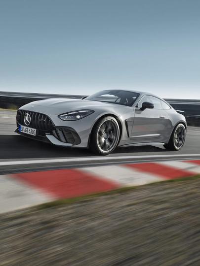 Der neue Mercedes-AMG GT 63 Pro bei Kurvenfahrt auf der Rennstrecke.