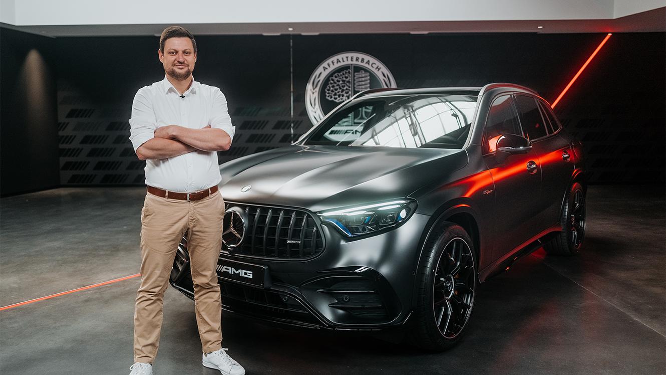 Produktmanager vor dem Mercedes-AMG GLC 63 S E PERFORMANCE SUV