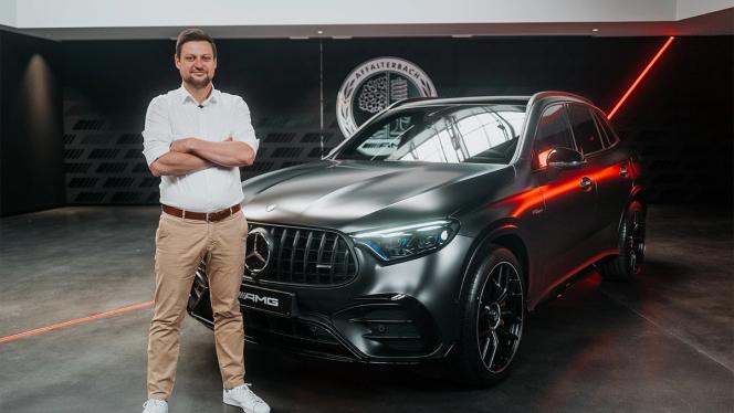 Produktmanager vor dem Mercedes-AMG GLC 63 S E PERFORMANCE SUV