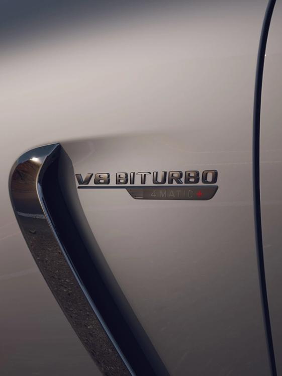 Nahaufname des V8 Emblems auf dem neuen Mercedes-AMG GT Coupé 63.
