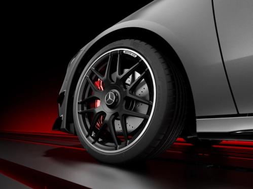 Nahaufnahme der Reifen des Mercedes-AMG CLA 45 S Coupé