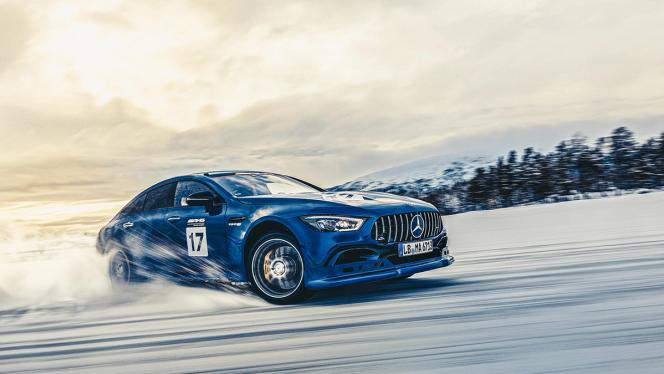 Ein Mercedes-AMG in einer Eislandschaft beim driften