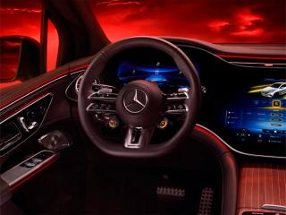 Performance Lenkrad des Mercedes-AMG EQE 43 4MATIC SUV's.