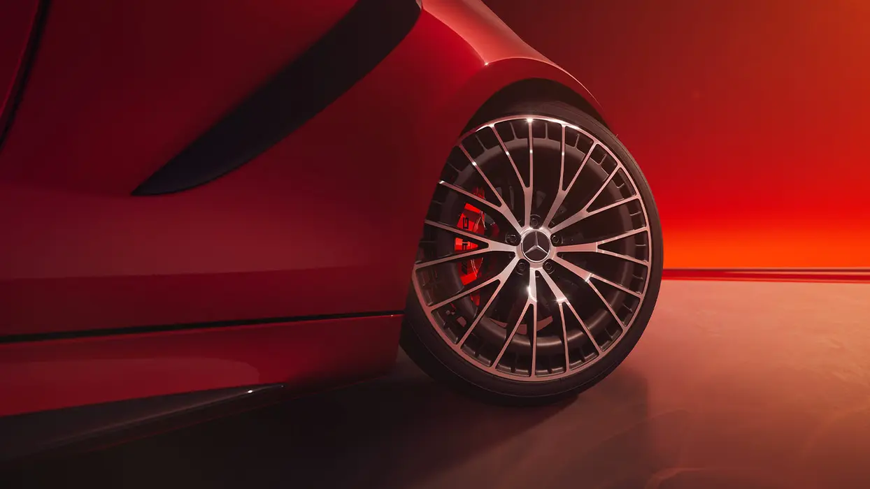 Das Vorderrad eines Mercedes-AMG Cabriolet im Fokus.