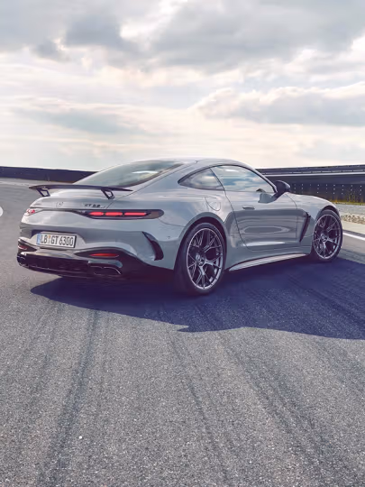 Silbergrauer AMG GT 63 Pro geparkt auf einer Rennstrecke.