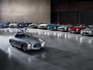 Ausstellungsraum mit AMG Klassik-Fahrzeugen