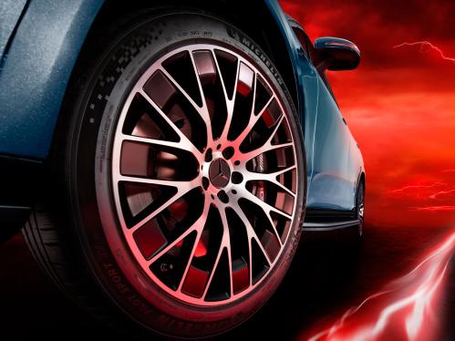 Close up shot of the rims of the Mercedes-AMG EQE 53 4MATIC+ SUV.