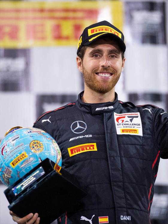 Mercedes-AMG GT Fahrer lächelt in die Kamera