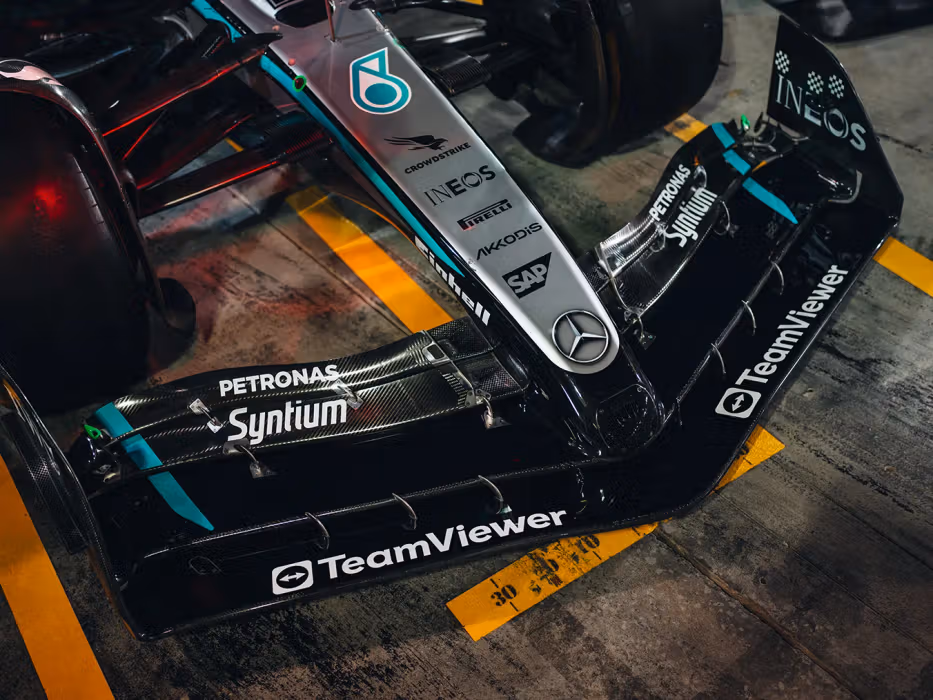 Der Mercedes-AMG F1 W16 E PERFORMANCE von vorne.