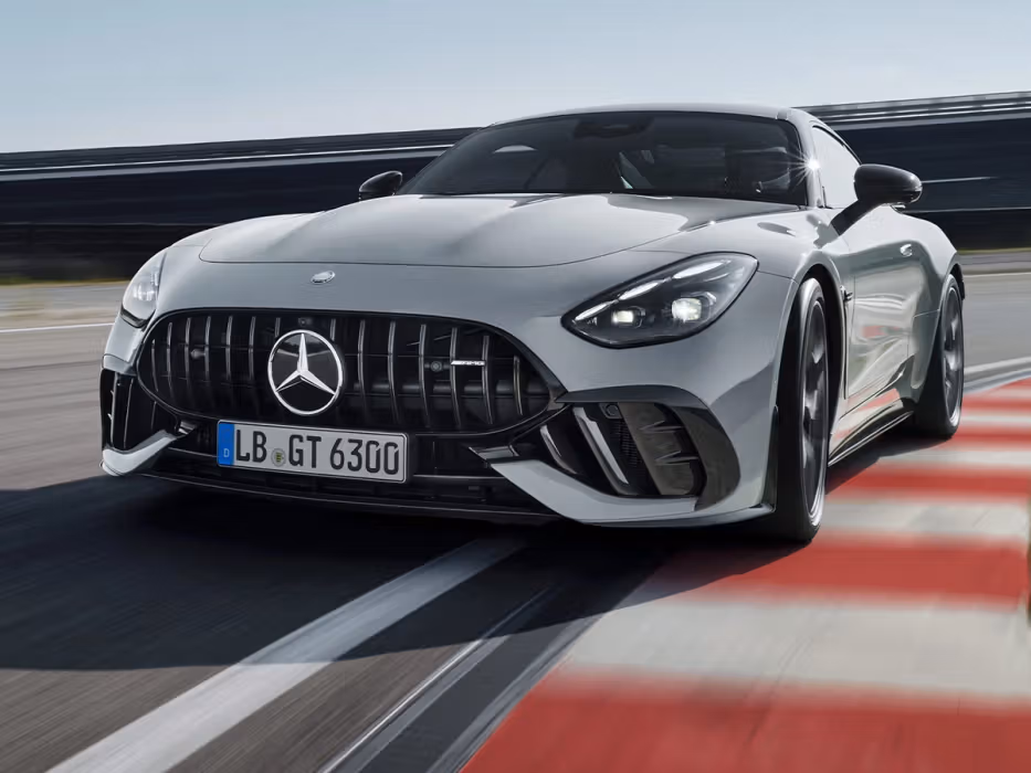 Nahaufnahme des GT 63 Pro bei der Kurvenfahrt auf einer Rennstrecke.