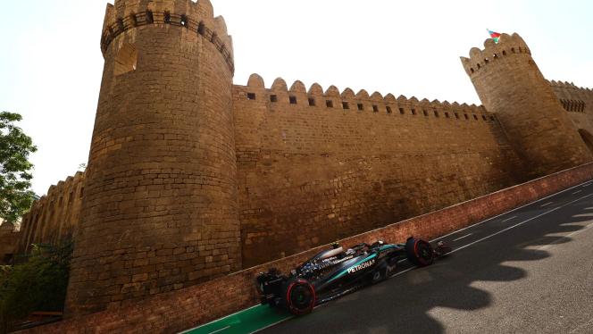 Der W16 fährt an der historischen Stadtmauer in Baku entlang.