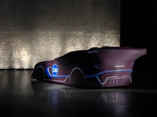 Mercedes-AMG GT3 Edition 130Y Motorsport mit Car Cover in seitlicher Hinteransicht