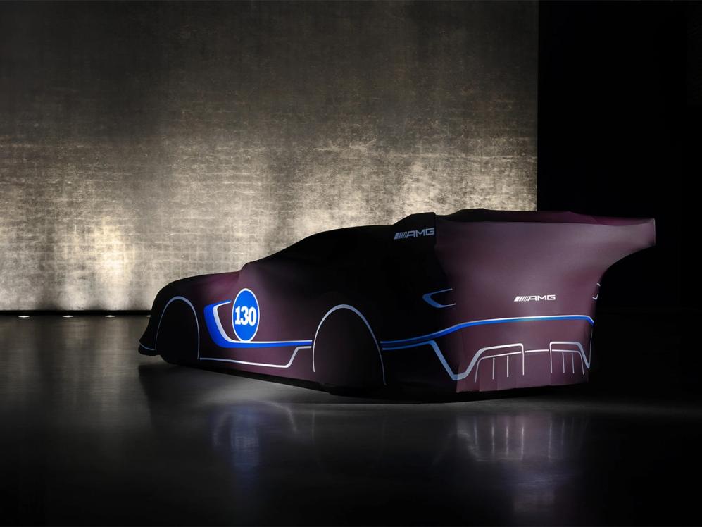 Mercedes-AMG GT3 Edition 130Y Motorsport mit Car Cover in seitlicher Hinteransicht