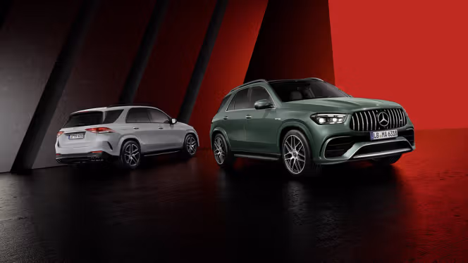 Der Mercedes-AMG GLE 53 SUV und der Mercedes-AMG GLE 63 S SUV stehen nebeneinander.