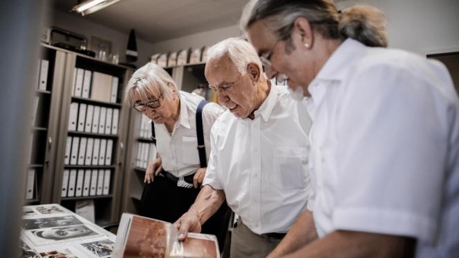 Bild von Aufrecht und Melcher beim Durchsehen von Archivbildern