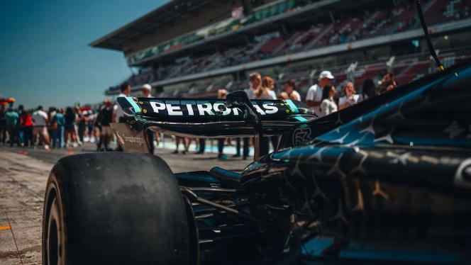 Das Heck des W16 während eines Boxenstopps in Barcelona