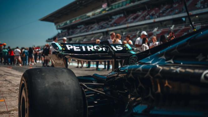 Das Heck des W16 während eines Boxenstopps in Barcelona