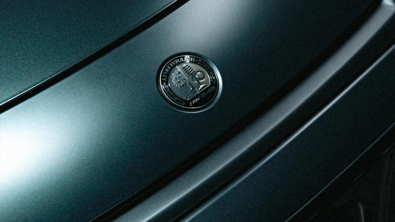 Nahaufnahme der AMG Plakette auf der Motorhaube