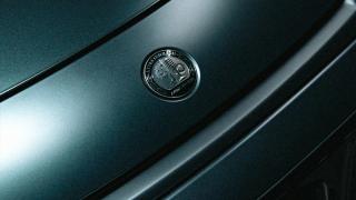 Nahaufnahme der AMG Plakette auf der Motorhaube