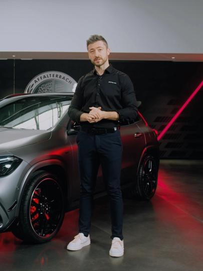 Mercedes-AMG GLA SUV 45 S und der Produktmanager Felix