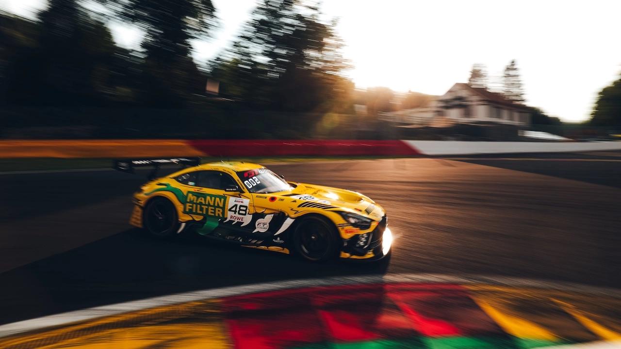Mercedes-AMG GT auf der Rennstrecke in der Kurve