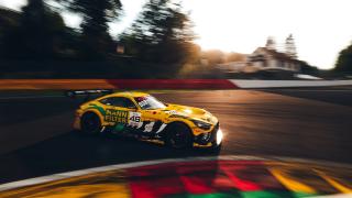Mercedes-AMG GT auf der Rennstrecke in der Kurve