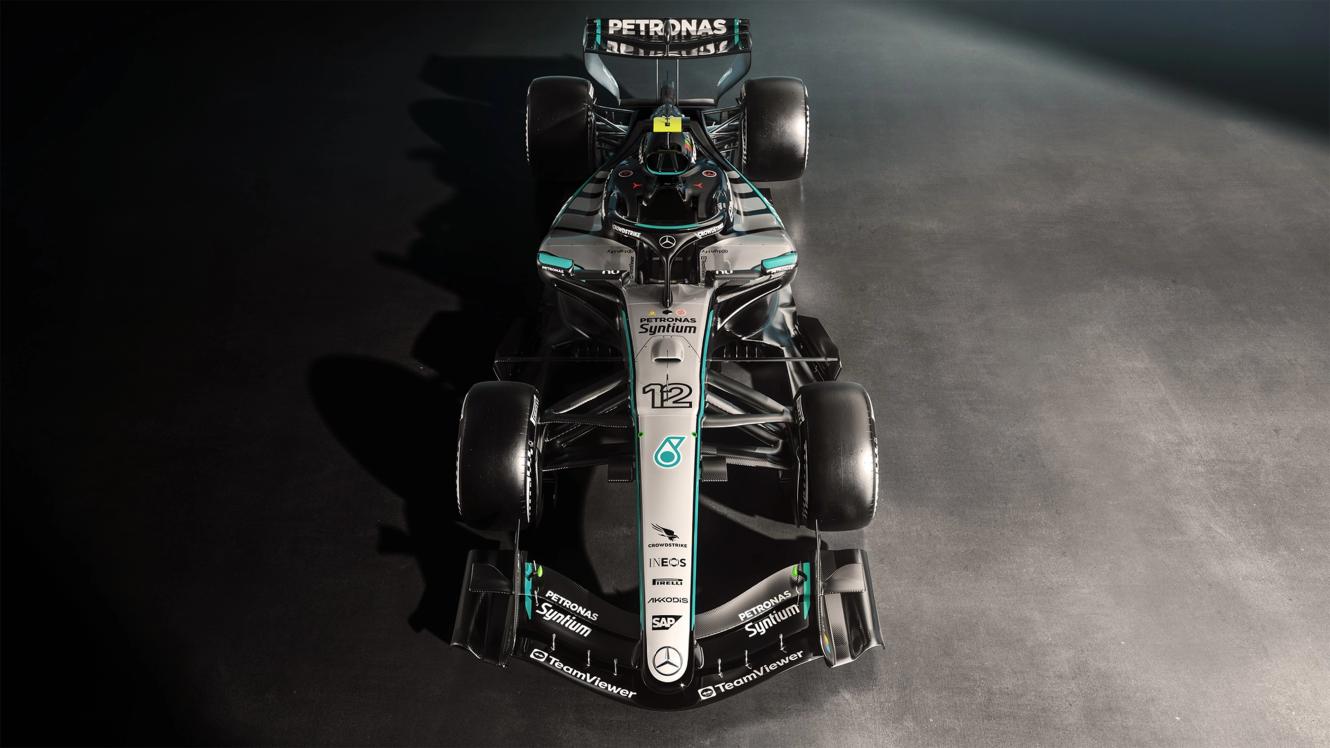 The Mercedes-AMG F1 W17 E PERFORMANCE front view.