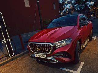 Das Coupé an der Ladesäule