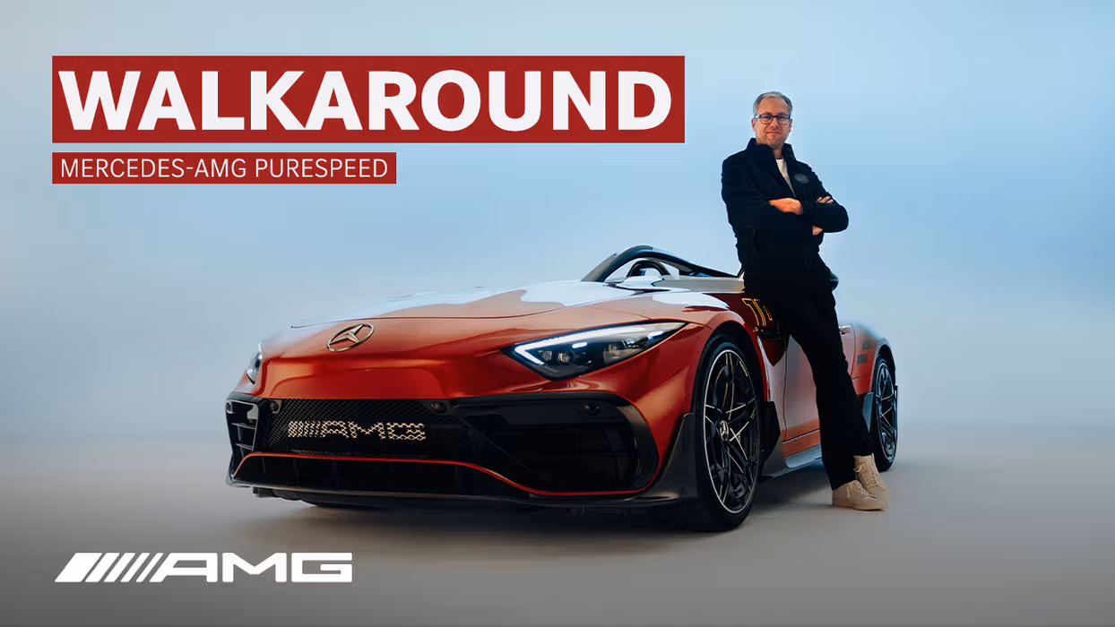Ein Produktmanager steht vor dem neuen Mercedes-AMG PureSpeed.