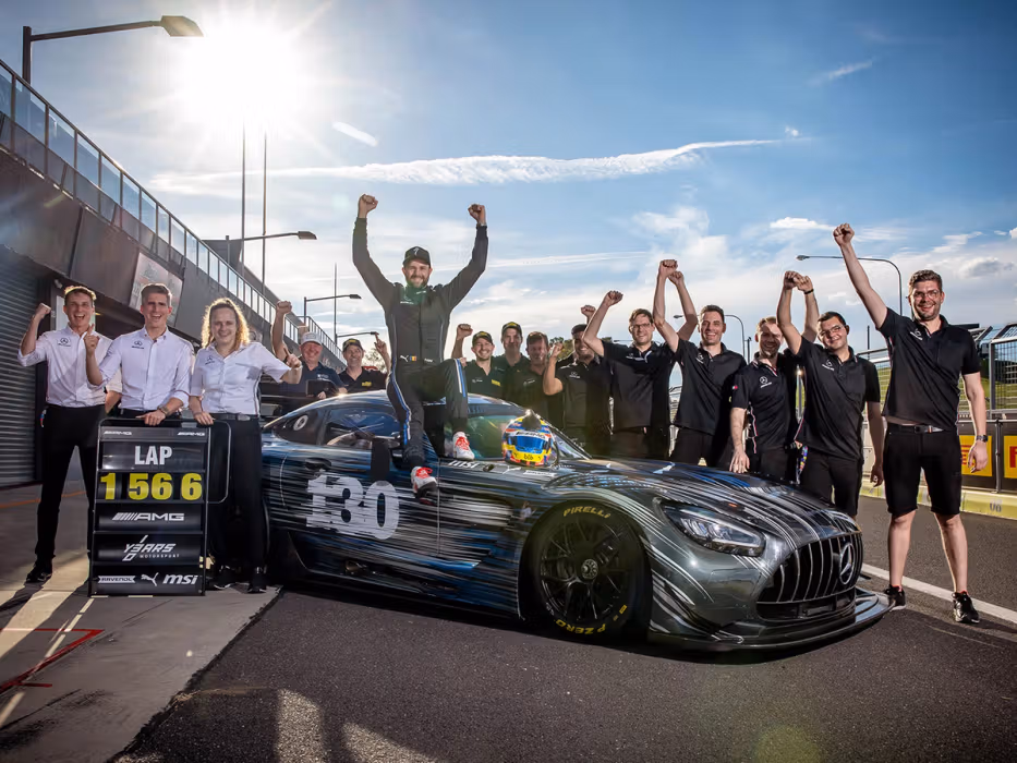 AMG Performance-Fahrer Jules Gounon jubelt mit einer Gruppe an Menschen vor dem des Prototypen des Mercedes-AMG GT3 Edition 130Y Motorsport