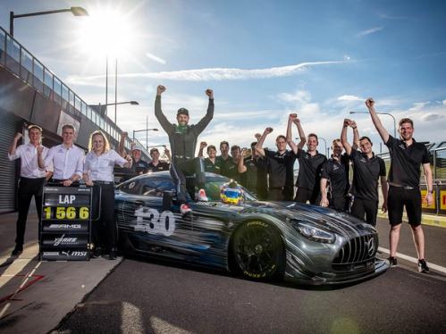 AMG Performance-Fahrer Jules Gounon jubelt mit einer Gruppe an Menschen vor dem des Prototypen des Mercedes-AMG GT3 Edition 130Y Motorsport