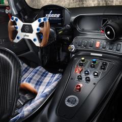 Lenkrad und Bedienelemente des Mercedes-AMG GT3 Edition 130Y Motorsport in seitlicher Ansicht