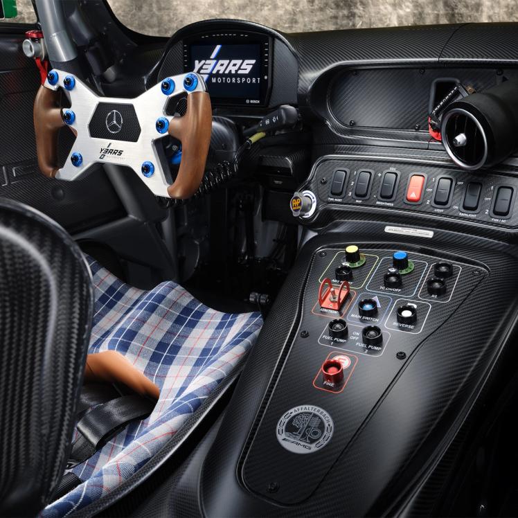 Lenkrad und Bedienelemente des Mercedes-AMG GT3 Edition 130Y Motorsport in seitlicher Ansicht