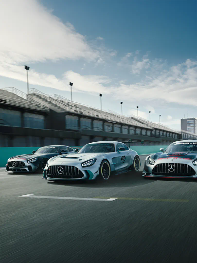 3 Mercedes-AMG GTs parkend auf einer leeren Rennstrecke