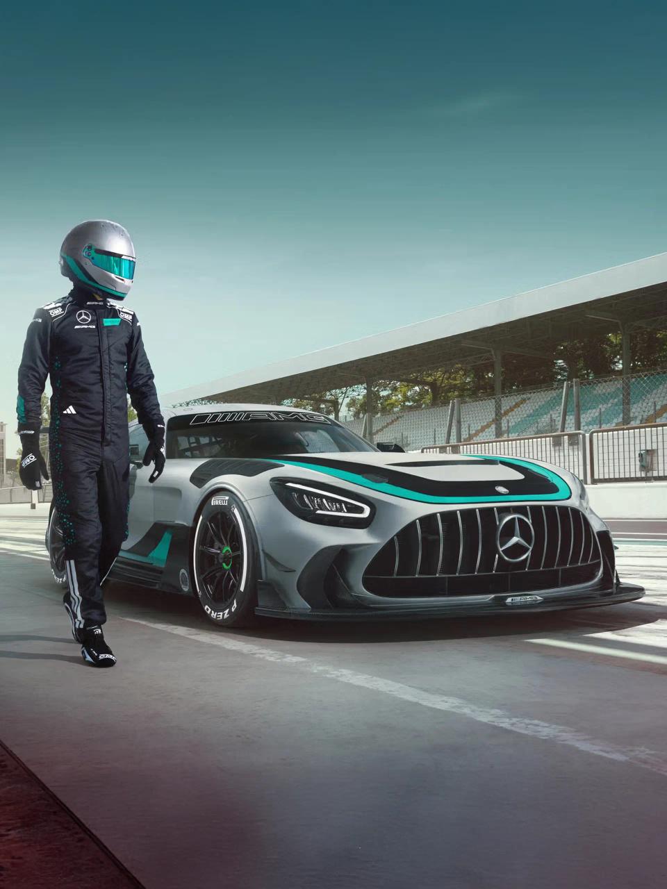 Rennfahrer läuft neben den parkenden Mercedes-AMG GT2 Edition W16