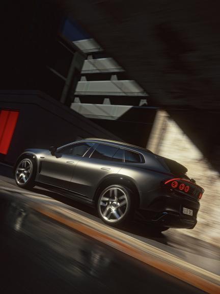 Mercedes-AMG GT 63 SUV beim durchfahren einer Unterführung