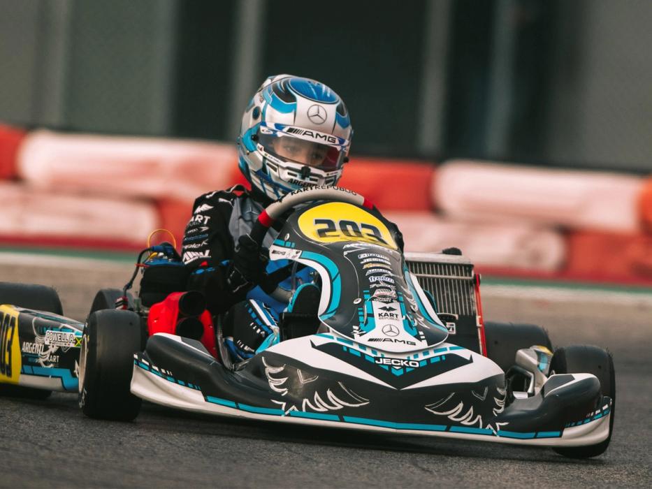 Ein Kind in einem Go-Kart
