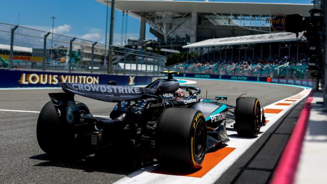 Der W16 fährt in Miami auf eine Kurve zu, während im Hintergrund die Fans auf der Haupttribüne zu sehen sind