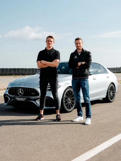 Mercedes-AMG C 63 S E Performance mit Rennfahrer und Produktmanager auf der Rennstrecke