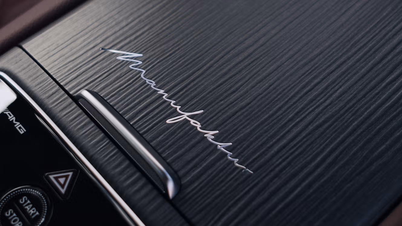 The MANUFAKTUR lettering on the centre console of a Mercedes-AMG.